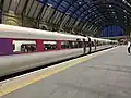 Un train peint aux couleurs bisexuelles en juin 2023 à la gare de King's Cross à Londres (Royaume-Uni).