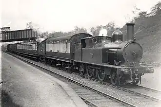 La 661 du LNWR tractant un lourd train de voyageurs pour Nuneaton.
