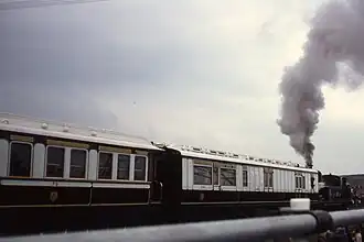 Attelée à deux voitures du LNWR dont une issue du train royal.