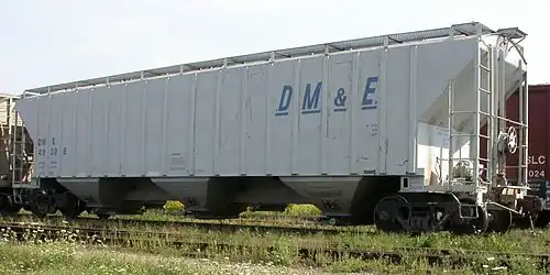 Un wagon-silo céréalier américain à parois droites et renforcées.