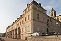 Le prieuré sur l'esplanade Charles de Gaulle