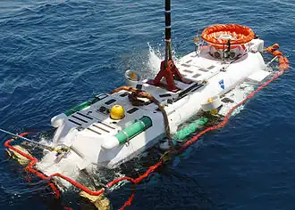 Sous-marin de sauvetage LR5 mis à l'eau grâce à une grue à bord du brise-glace finlandais MSV Fennica