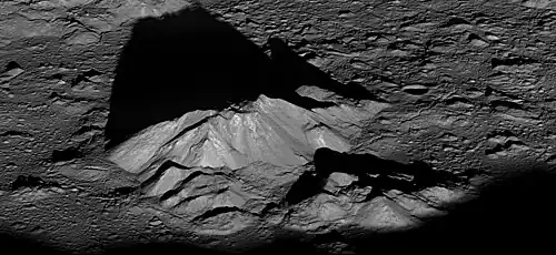 Le pic central du cratère Tycho photographié par LRO se dresse à 2&nbsp;km au-dessus du plancher.