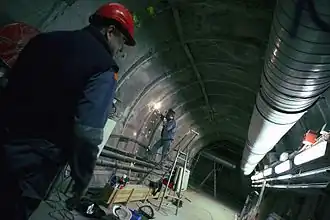 Galerie du laboratoire souterrain soutenue avec du béton projeté et des cintres métalliques.