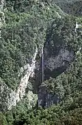 Chute d'eau dans le val d'Estéron.