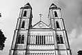 Vue en contre plongée de la cathédrale Saints-Pierre-et-Paul de Douala.