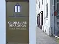 A l'entrée de la Synagogue
