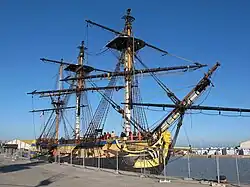L'Hermione à quai dans le bassin à flot du port de commerce de Rochefort, en novembre 2014.