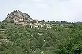 Le village, à flanc de colline.