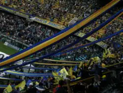 Tribunes remplies de supporters