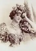 La Belle Otero en costume de scène, photographiée par Reutlinger.