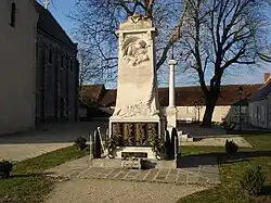 Le monument aux morts en 2012.
