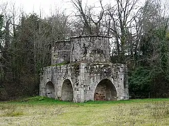 Les anciens hauts-fourneaux de la forge d'Ans.