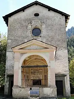 La façade de la chapelle avec le porche.