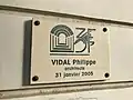 Épigraphe d'un immeuble édifié à l'emplacement de l'usine en 2005.
