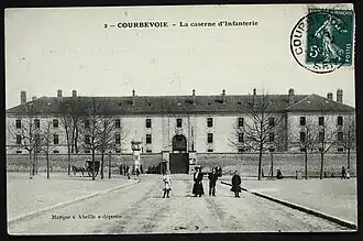 Caserne d'Infanterie dans l'axe de l'avenue.