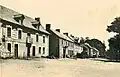 La Chapelle-Bouëxic ː la rue principale au début du XXe&nbsp;siècle (carte postale).