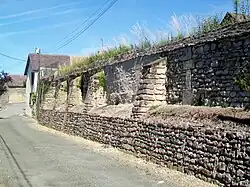 Mur à contreforts.