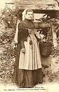 La Chapelle : jeune fille du pays (carte postale, vers 1930).