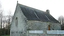 La chapelle Saint-Étienne au Bois-Payen à Allaire. Vue d'ensemble de la chapelle côté nord.