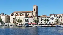 Vue de l'église depuis le port.