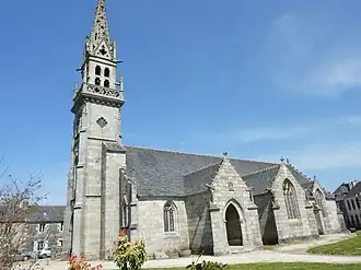L'église Saint-Jean-Baptiste vue du sud, avec son porche datant de l'église précédente.