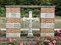 La croix, commémorant l'église disparue.