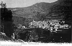Photographie en noir et blanc avec vue panoramique sur le bourg principal.