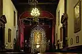 L'intérieur de l'église avec l'image du Christ à l'autel.