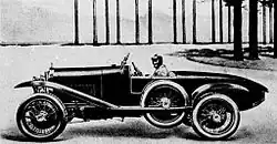 Photo de profil d'une voiture avec son pilote à bord.
