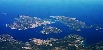 Archipel de la Madeleine : l'île de Caprera est à droite.