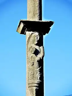 Détail de la sculpture de la Vierge à l'Enfant, sur la croix.