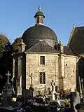 La Martyre, église Saint-Salomon, la sacristie, de style jésuite, vue extérieure d'ensemble.