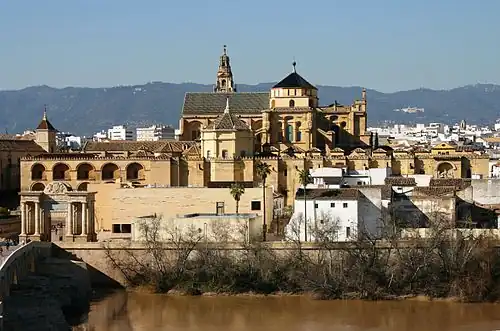 Vue (sud-nord) depuis les rives du Guadalquivir.