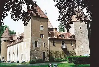 Château face ouest avec baies du XVIIIe siècle.