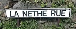 Nom de rue en jersiais : la rue noire à Saint-Ouën.
