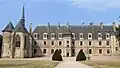 L'aile centrale Renaissance. A gauche, la chapelle Saint-Léger et une tour du château du XIIIe siècle.