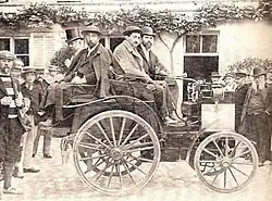 Photo d'un véhicule motorisé de profil, ressemblant fortement à un véhicule hyppomobile.