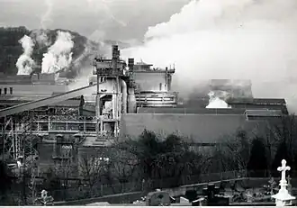 L'usine vue depuis le cimetière.