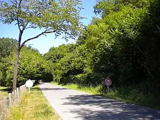 Route Blanzaguet-Pontaroux au niveau du site. Les falaises sont à droite (est), le Voultron sur la gauche. Hameau la Quina à 300&nbsp;m plus loin.