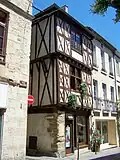 Maison à pans de bois et encorbellement, rue Armand-Caduc (mai&nbsp;2009).