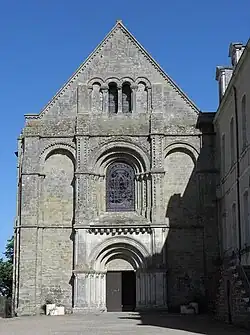 Portail de l'église de l'abbaye de la Roë.