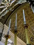 Voûte à caissons, chandeliers et baldaquin;
