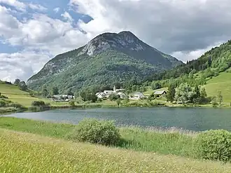 Le chef-lieu de la commune au lac de la Thuile.