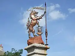 Fontaine à Aumont-Aubrac, où la Bête tient les armes de la ville.