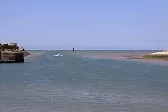 Le chenal maritime d'accès.