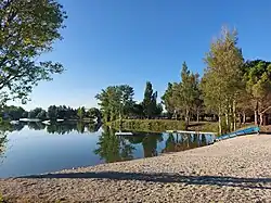 La base de loisirs de Buzerens, et sa plage, implantée sur une ancienne gravière.