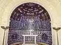 La chapelle royale, accolée à l'ouest du chœur de l'église: la mosaïque de verre (de Joep Nicolas) représente St Joseph, patron de la Belgique, entouré par deux anges.