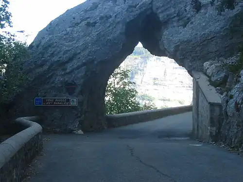 La route dans la combe Laval, au passage du 45e&nbsp;parallèle nord.