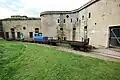 La cour avec renforcement en béton armé spécial.